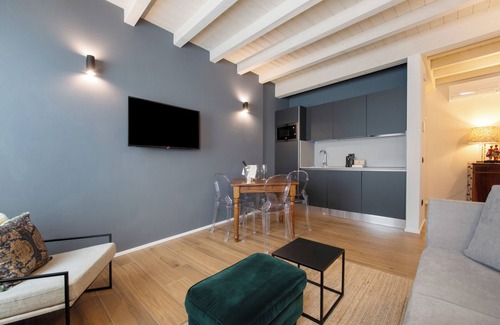 Gardola Apartment | Apartment 'Il Vicolo Cortiletto' with Wi-Fi and Air Conditioning