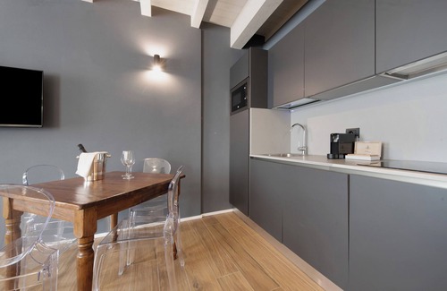 Gardola Apartment | Apartment 'Il Vicolo Cortiletto' with Wi-Fi and Air Conditioning