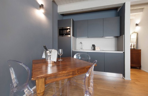 Gardola Apartment | Apartment 'Il Vicolo Cortiletto' with Wi-Fi and Air Conditioning