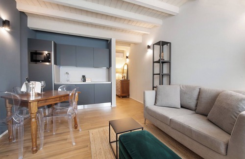 Gardola Apartment | Apartment 'Il Vicolo Cortiletto' with Wi-Fi and Air Conditioning