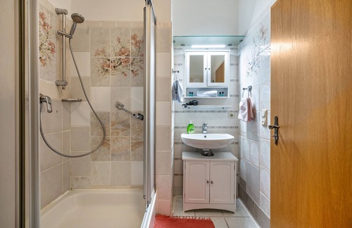 Nussdorf am Inn House | Apartment In A Hotel 'Nußdorfer Hof - Apartment 7' with Mountain View and Wi-Fi