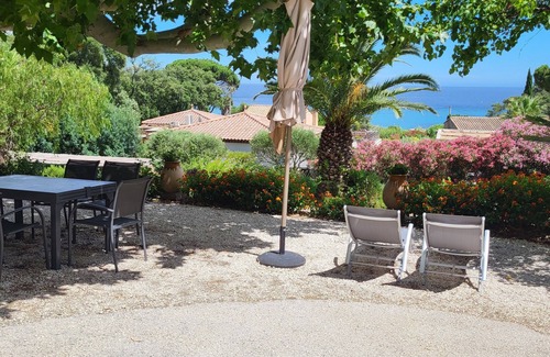 Le Lavandou Apartment | Apartment in a traditional Provencal mas with direct access to the sea