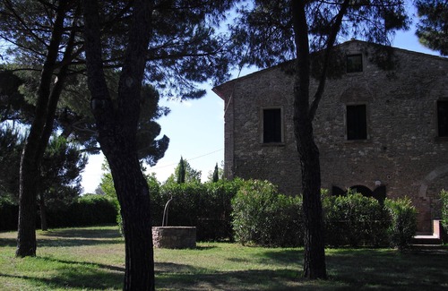 Bibbona House | Apartment in country house with a large park and swimming pool near the sea