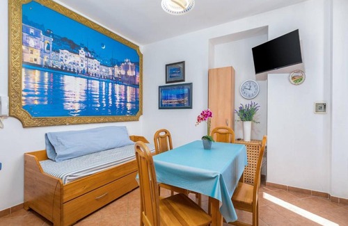 Cres Apartment | Apartment in Cres with Sea View and Old Town