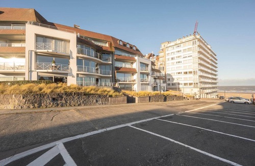 Duinbergen Apartment | Apartment in Duinbergen with Sea Views
