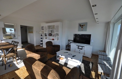 Duinbergen Apartment | Apartment in Duinbergen with Sea Views