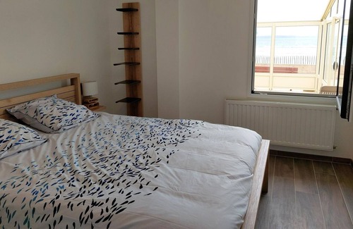 Plonevez-Porzay Apartment | Apartment in excellent location, direct access to the beach, Plonévez-Porzay