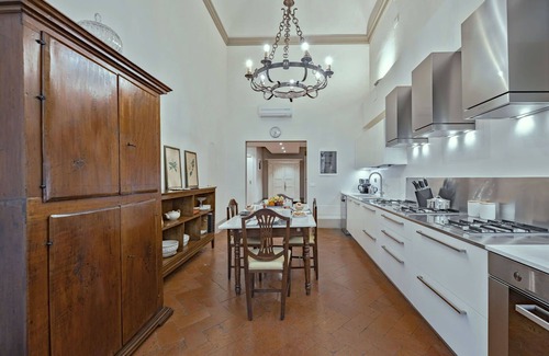 San Lorenzo Apartment | Apartment in Florence with 3 bedrooms sleeps 5