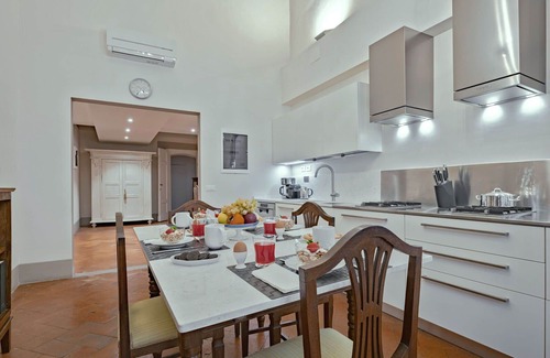 San Lorenzo Apartment | Apartment in Florence with 3 bedrooms sleeps 5