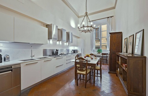 San Lorenzo Apartment | Apartment in Florence with 3 bedrooms sleeps 5