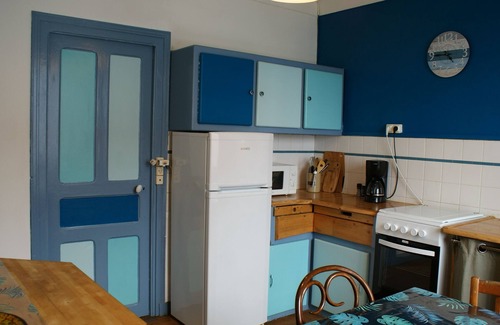 Ploudalmezeau Apartment | Apartment in house 400m from the sea in three directions