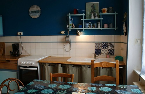 Ploudalmezeau Apartment | Apartment in house 400m from the sea in three directions