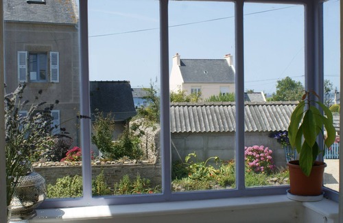 Ploudalmezeau Apartment | Apartment in house 400m from the sea in three directions