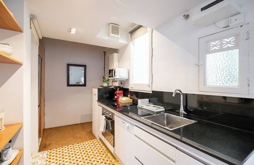 La Sagrada Familia Apartment | Apartment in La Sagrada Familia, well connected. With AC and WiFi. Offer