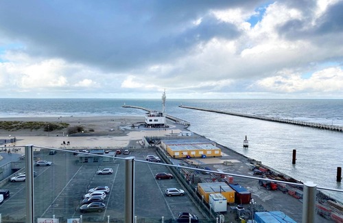 Nieuwpoort-aan-Zee Apartment | Apartment in Nieuwpoort with Sea Views