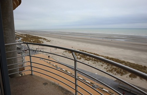 Nieuwpoort-aan-Zee Apartment | Apartment in Nieuwpoort with Ocean Views