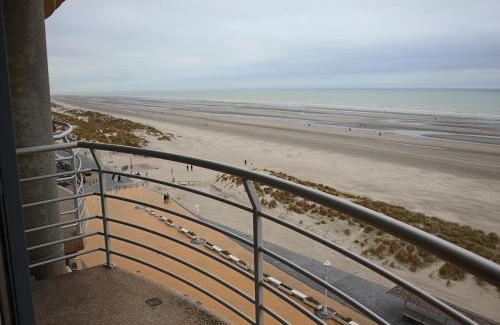 Nieuwpoort-aan-Zee Apartment | Apartment in Nieuwpoort with Ocean Views