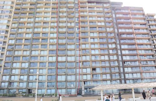 Nieuwpoort-aan-Zee Apartment | Apartment in Nieuwpoort with Ocean Views