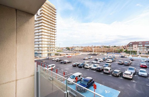 Oostduinkerke-Bad Apartment | Apartment in Oostduinkerke with Sea View