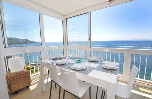 Roses Town Center Apartment | Apartment in Roses with Stunning Sea Views