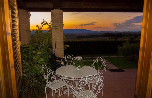 Pomaia Apartment | Apartment in semi-detached house, sleeps 2, terrace with panoramic view