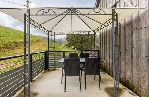 Schwarzenbach Apartment | Apartment 'In the Attic' with Private Terrace, Shared Garden and Wi-Fi