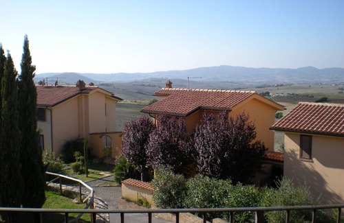 Pomaia Apartment | Apartment in terraced house with terrace and panoramic view, 5 people