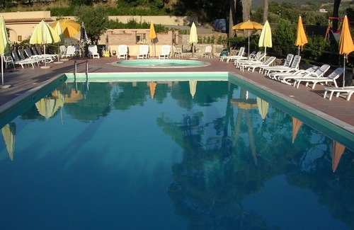Pomaia Apartment | Apartment in terraced house with two terraces -gardens, 2-room-5 people