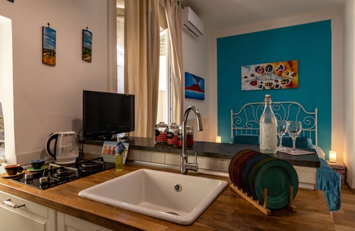 Quartieri Spagnoli Apartment | Apartment in the heart of the Spanish quarters. Ancient building modern comfort!