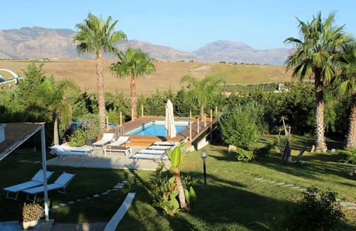 Partinico Apartment | Apartment in villa 900 meters from the sea overlooking the Gulf of Castellammare