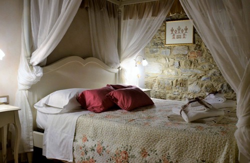 Chianni Villa | Apartment in villa with pool, hot tub, sauna, WIFI, TV, patio, pets allowed, panoramic view, parking