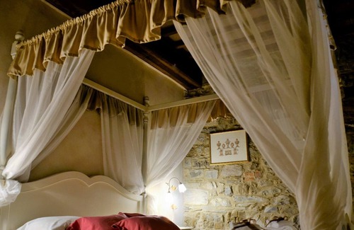Chianni Villa | Apartment in villa with pool, hot tub, sauna, WIFI, TV, patio, pets allowed, panoramic view, parking