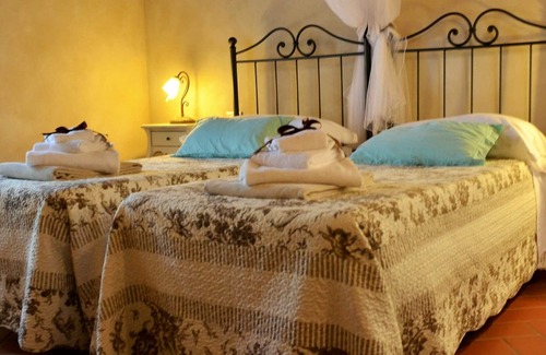 Chianni Villa | Apartment in villa with pool, WIFI, sauna, hot tub, TV, patio, pets allowed, panoramic view, parking