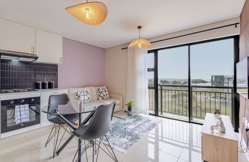 Umhlanga Apartment | apartment is close to everything beautiful and Morden . Free WiFi and parking