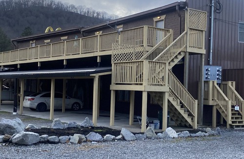 Black Fork Apartment | Apartment is right beside bike trail and The Shavers Fork River and coffee shop!
