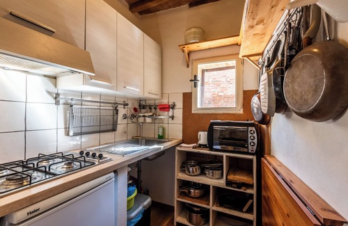 Belforte Apartment | Apartment 'In The Medieval Village' with Wi-Fi and Air Conditioning