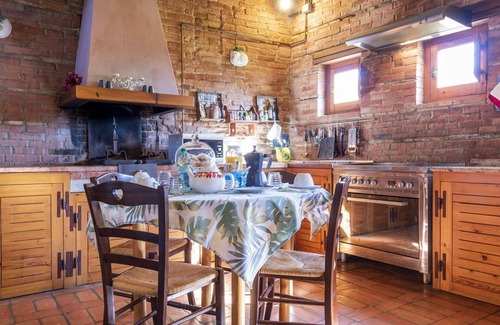 Castiglione del Lago House | Apartment in villa with WIFI, hot tub, A/C, private pool, TV, patio, pets allowed, panoramic view