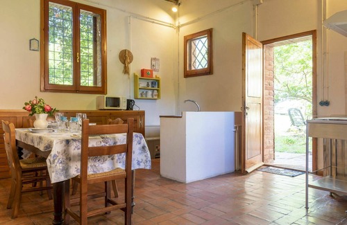 Castiglione del Lago House | Apartment in villa with WIFI, hot tub, A/C, private pool, TV, patio, pets allowed, panoramic view