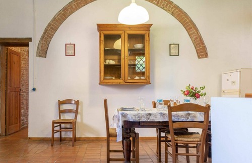 Castiglione del Lago House | Apartment in villa with WIFI, hot tub, A/C, private pool, TV, patio, pets allowed, panoramic view