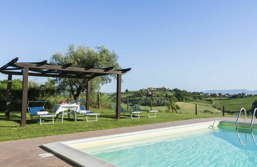 Castiglione del Lago House | Apartment in villa with WIFI, hot tub, A/C, private pool, TV, patio, pets allowed, panoramic view