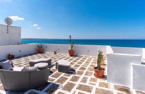 Lido Conchiglie Apartment | Apartment 'Respiro Del Mare 1' with Sea View, Wi-Fi and Air Conditioning