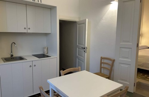 Montalbano Apartment | Apartment 'Zizzi' with Private Terrace, Wi-Fi and Air Conditioning