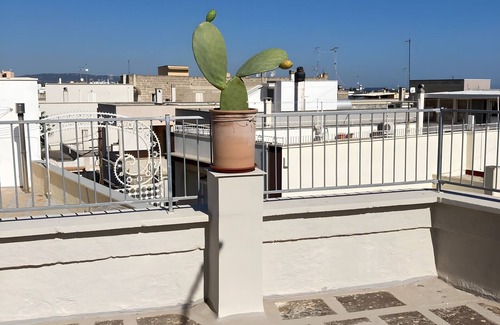 Montalbano Apartment | Apartment 'Zizzi' with Private Terrace, Wi-Fi and Air Conditioning