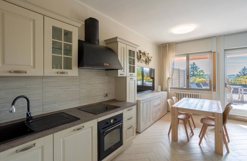 Lesa Apartment | Apartment 'Jacuzzi E Vistalago' with Lake View, Wi-Fi and Air Conditioning