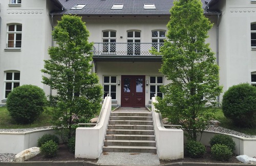 Hohen Niendorf Apartment | Apartment 'Jagdschloß Zu Hohen Niendorf' with Shared Garden, Balcony and Wi-Fi
