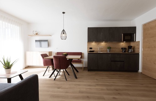 Rifiano Apartment | Apartment "Kleon 2" with Mountain View, Shared Pool & Wi-Fi