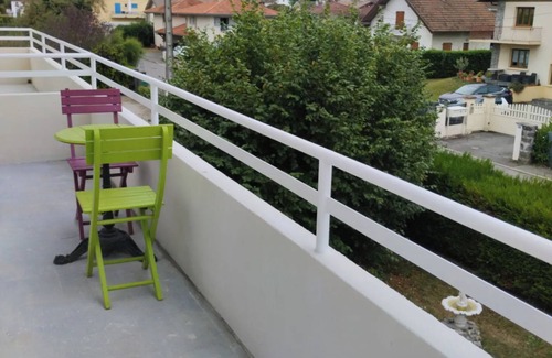 Amphion-les-Bains Apartment | Apartment 'L'escapade Lacustre 2 Proche Plage' with Mountain View, Shared Garden and Wi-Fi