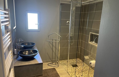 Saumur Val de Loire Apartment | Apartment 'La Pause' with Private Terrace, Shared Garden and Wi-Fi