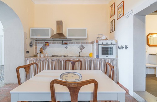 Noto Historic Centre Apartment | Apartment 'La Casa Di Lucia' with Sea View, Wi-Fi and Air Conditioning