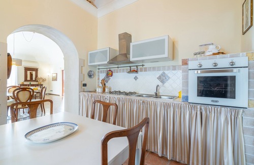 Noto Historic Centre Apartment | Apartment 'La Casa Di Lucia' with Sea View, Wi-Fi and Air Conditioning